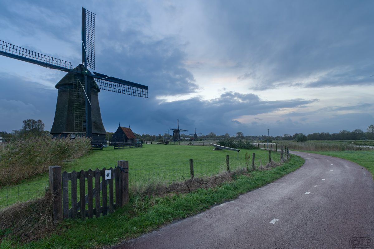 donkere lucht met molen